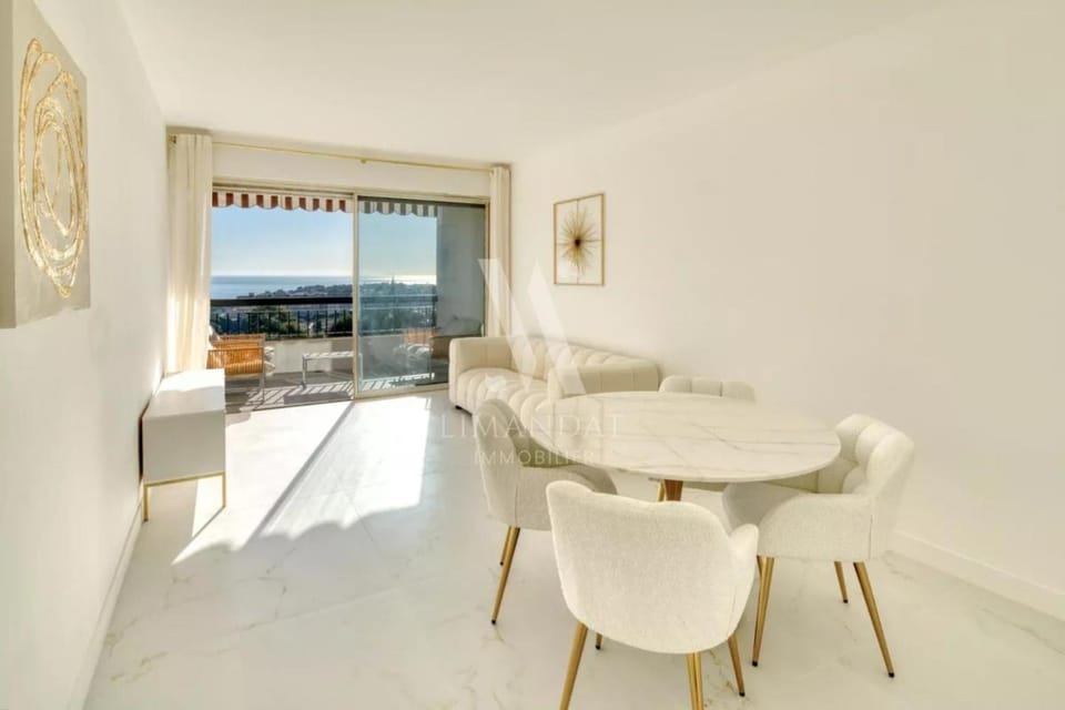 Spacieux 3 pièces rénové avec terrasse et vue mer entre Monaco et Menton Apartment in Roquebrune-Cap-Martin