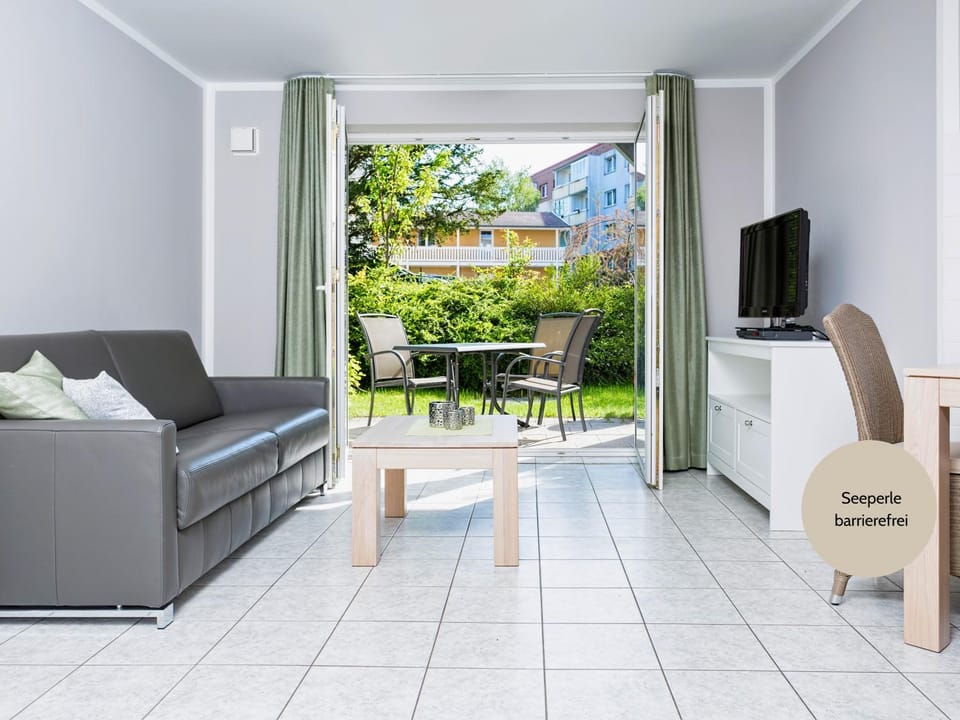 Day, TV and multimedia, View (from property/room), Balcony/Terrace, Living room, Seating area, Garden view