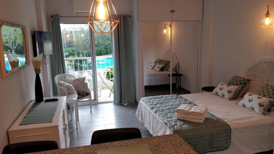 Bed, TV and multimedia, Photo of the whole room, Pool view, towels