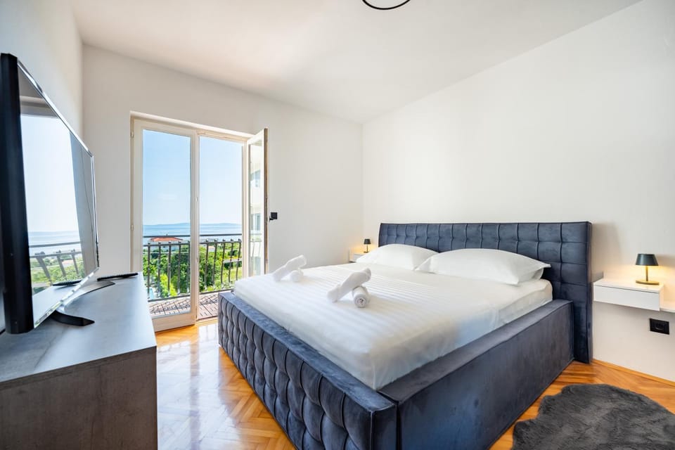 Bed, TV and multimedia, Photo of the whole room, Bedroom, Sea view, towels
