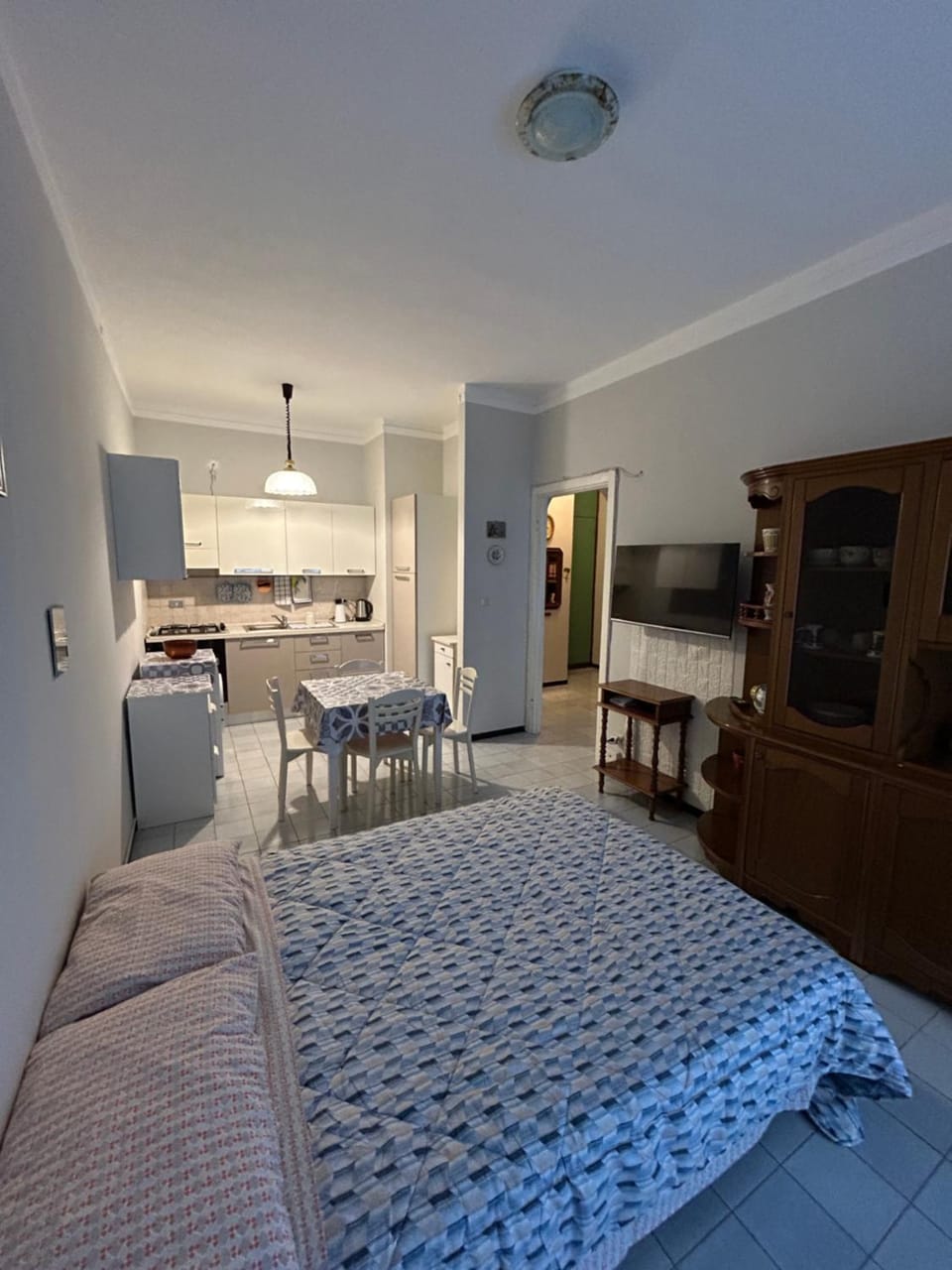 Bed, Living room, Photo of the whole room, Seating area, Dining area, stove