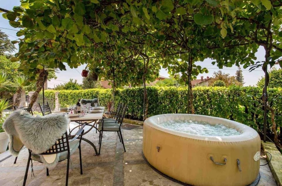 Patio, Spring, Day, Natural landscape, Garden, Garden, Hot Tub, Garden view