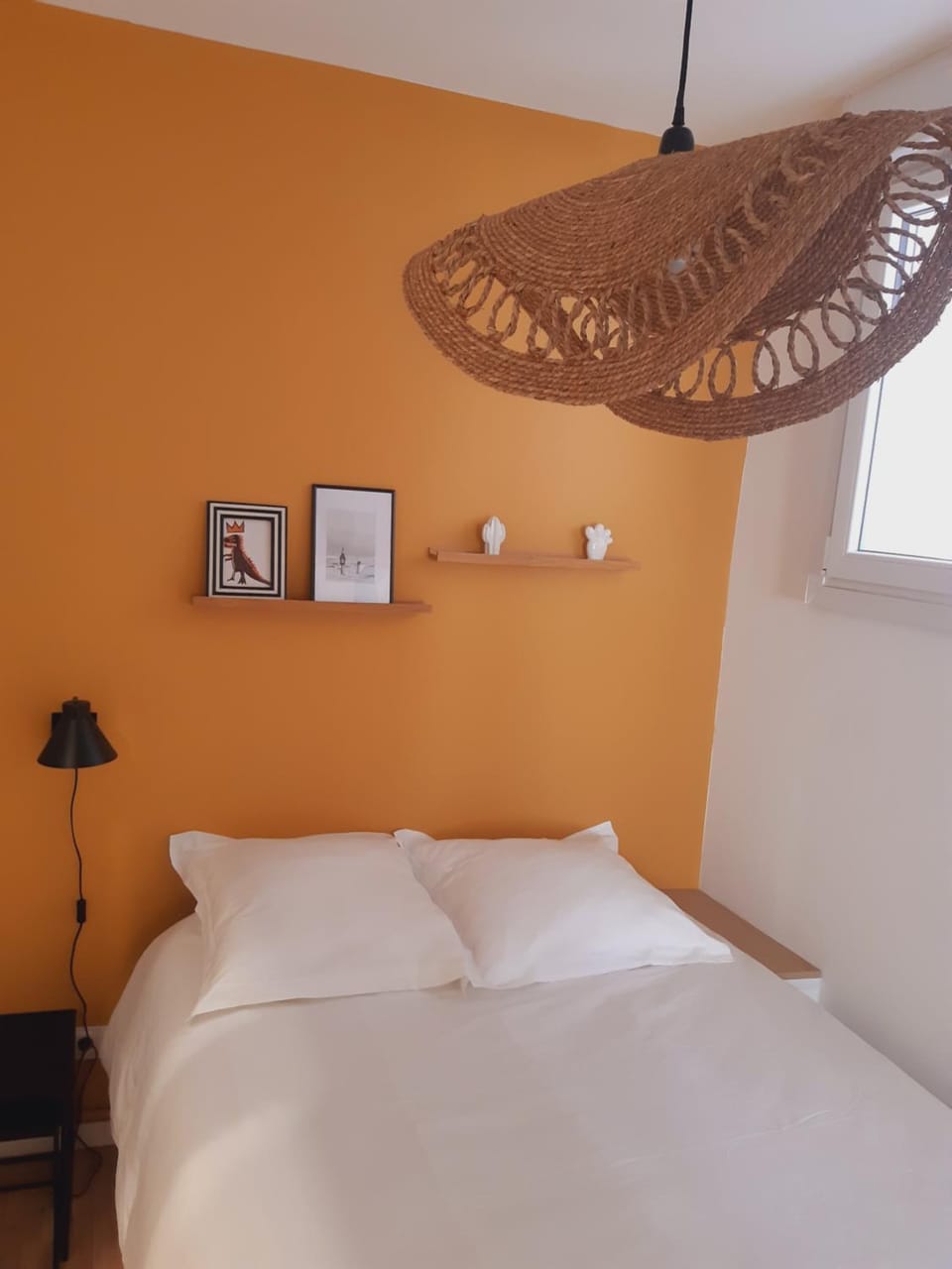 Bed, Photo of the whole room, Decorative detail, Bedroom