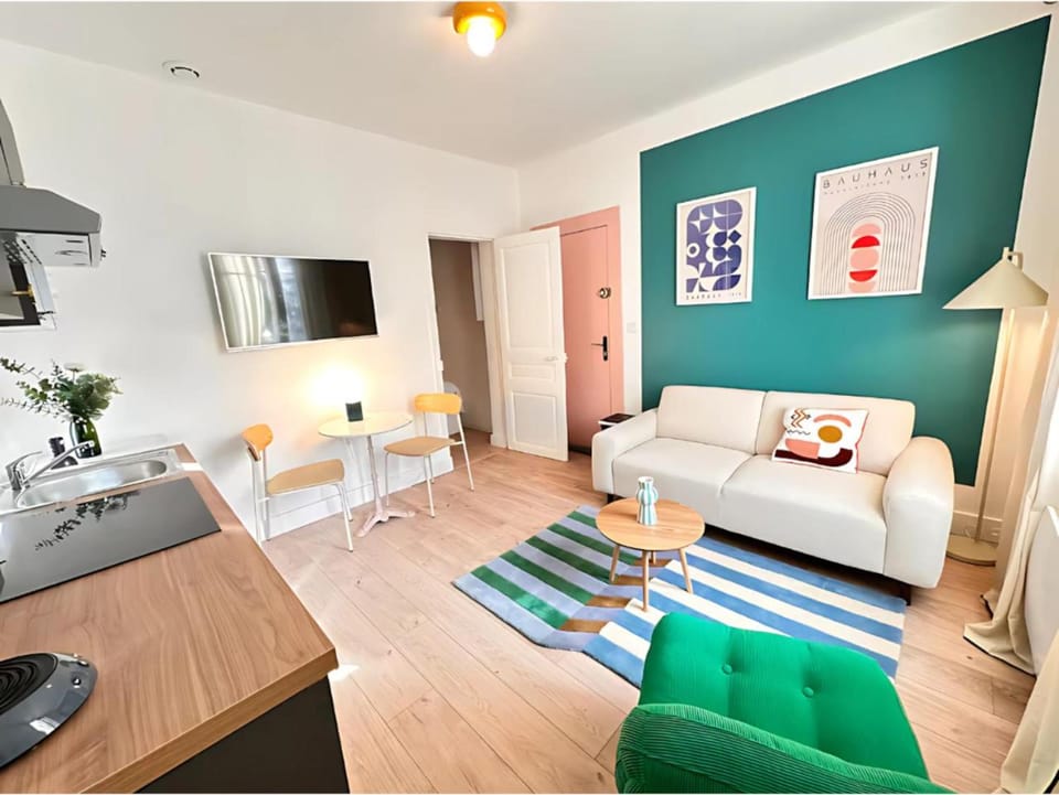 Communal lounge/ TV room, TV and multimedia, Kitchen or kitchenette, Living room, Seating area, Dining area