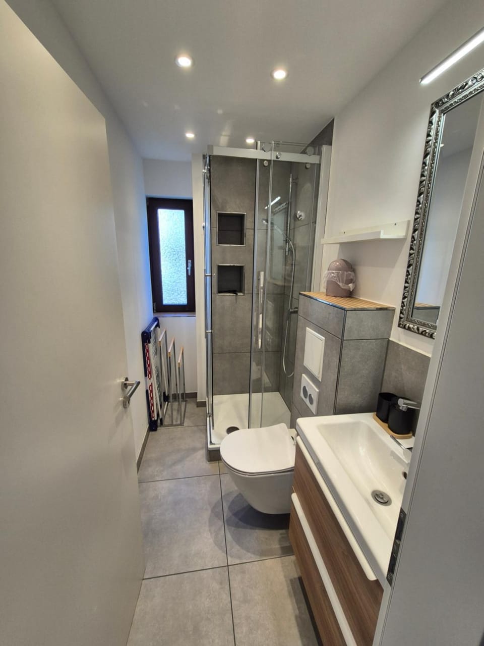 Shower, Toilet, Bathroom, towels