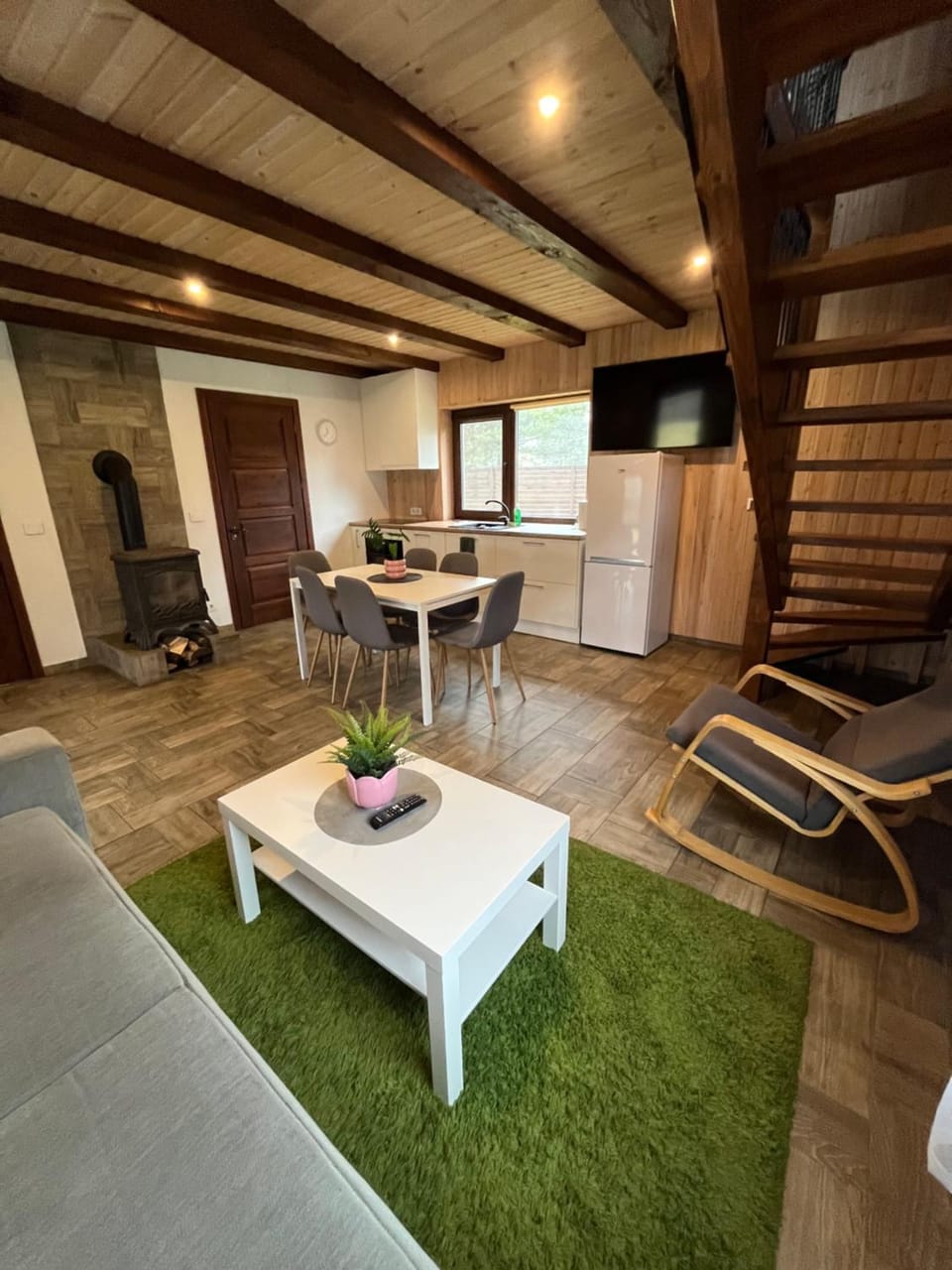 TV and multimedia, Kitchen or kitchenette, Living room, Seating area, Dining area