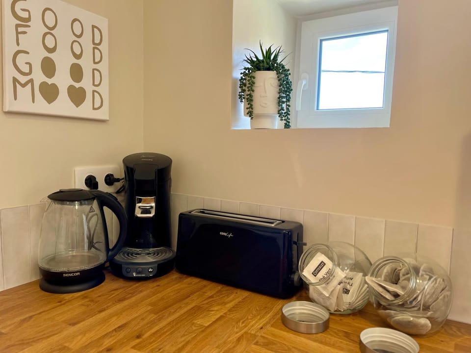 Coffee/tea facilities, toaster