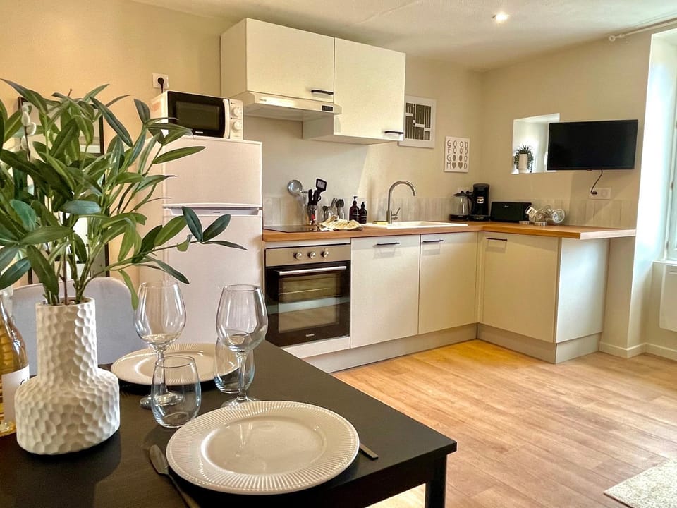 Property building, Coffee/tea facilities, Kitchen or kitchenette, Dining area, dishwasher, oven, stove