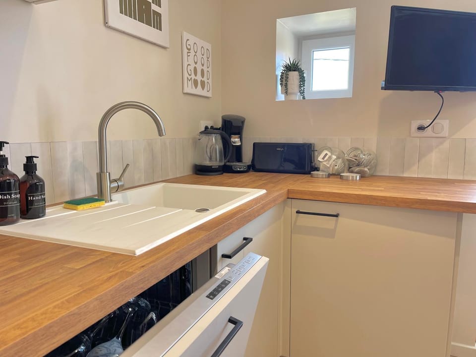 Coffee/tea facilities, Kitchen or kitchenette, dishwasher, stove, toaster