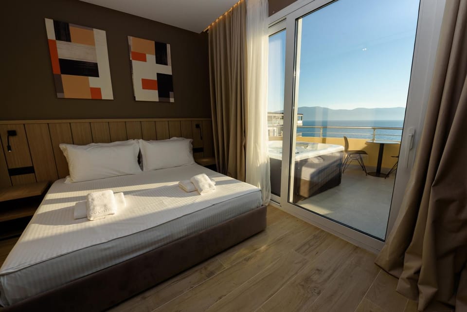 Shower, Toilet, Bed, TV and multimedia, Coffee/tea facilities, View (from property/room), Balcony/Terrace, hair dryier, internet, minibar, air conditioner