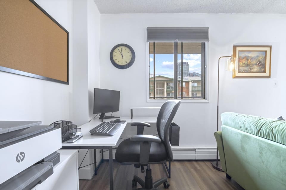 Stylish Suite at Stampede w Free Parking and AC Apartment in Calgary