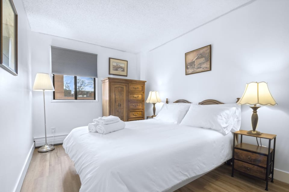 Stylish Suite at Stampede w Free Parking and AC Apartment in Calgary