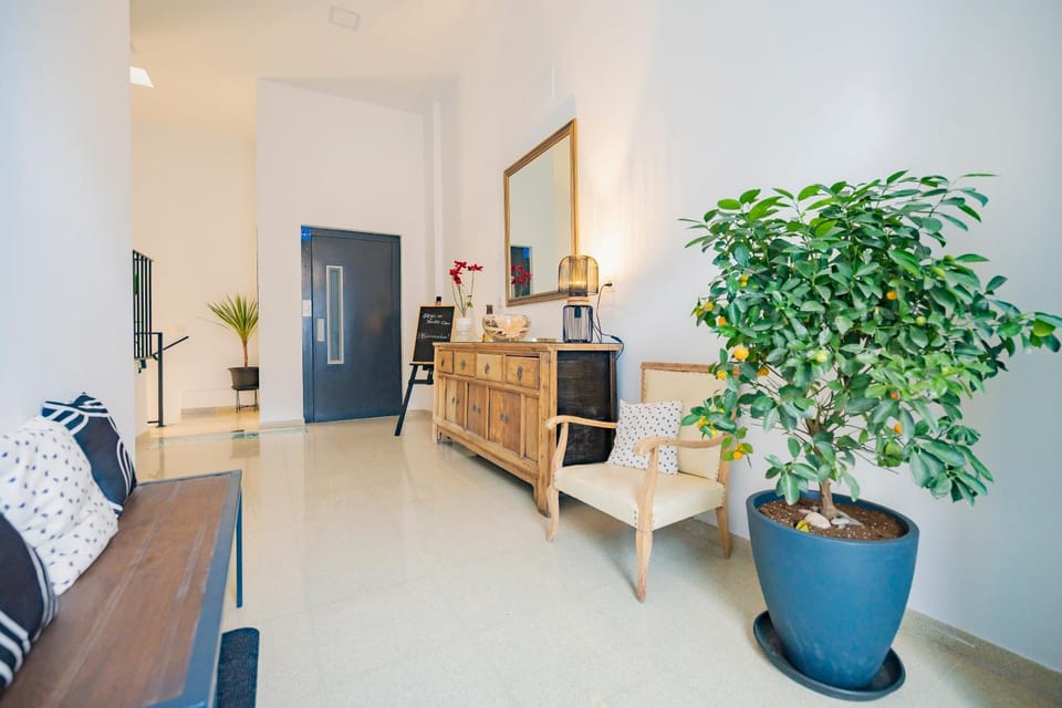 Lobby or reception, Photo of the whole room, elevator