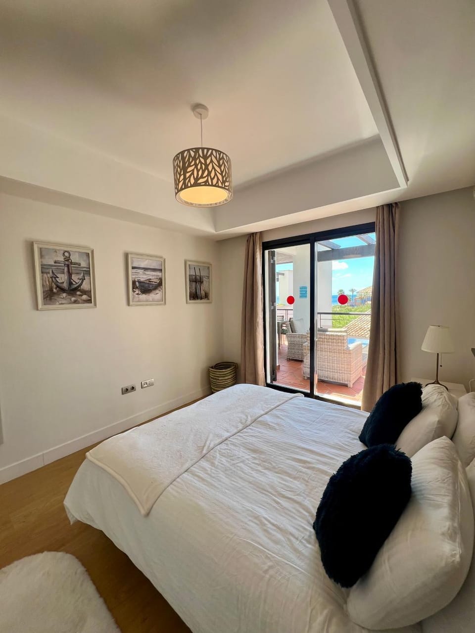 Bed, Natural landscape, Photo of the whole room, Bedroom