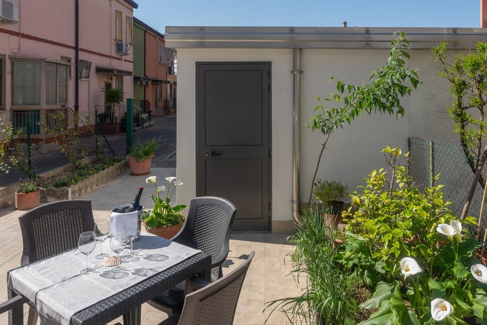 Property building, Garden, Dining area, Garden view