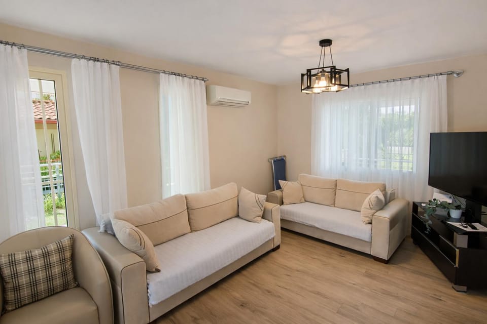 TV and multimedia, Living room, Seating area, air conditioner