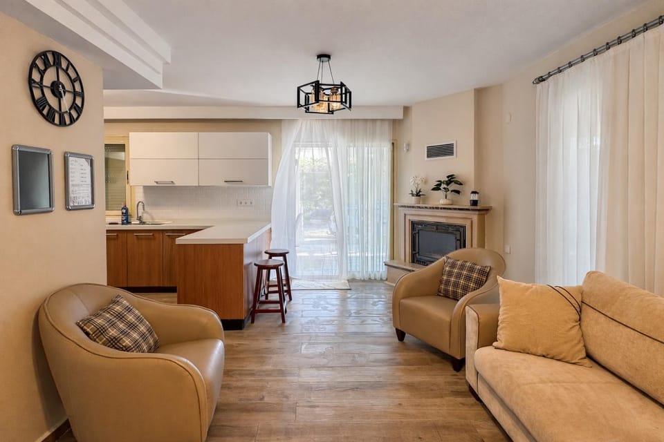 TV and multimedia, Kitchen or kitchenette, Living room, Seating area, fireplace, fireplace, stove