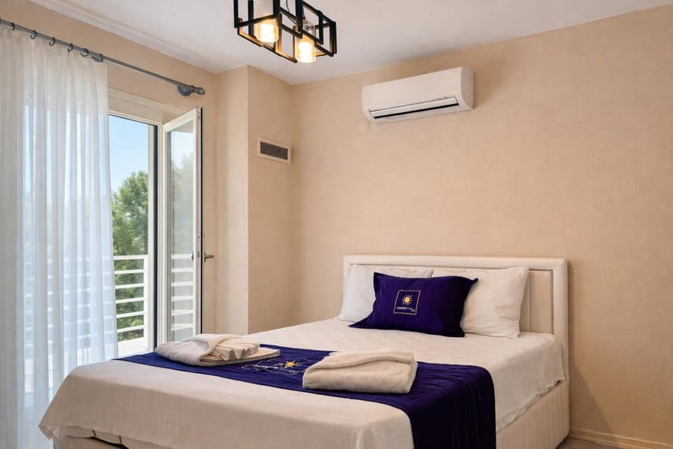 Bed, Photo of the whole room, Bedroom, towels, air conditioner