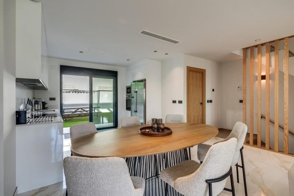 Kitchen or kitchenette, Living room, Seating area, Dining area