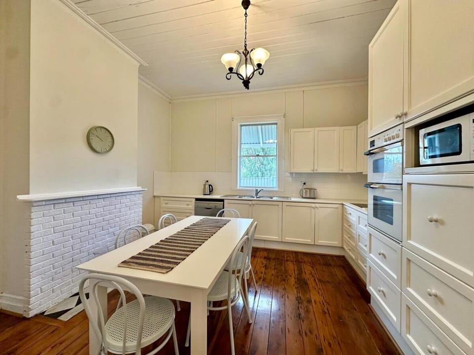 Currawong Corner Cottage Apartment in Young