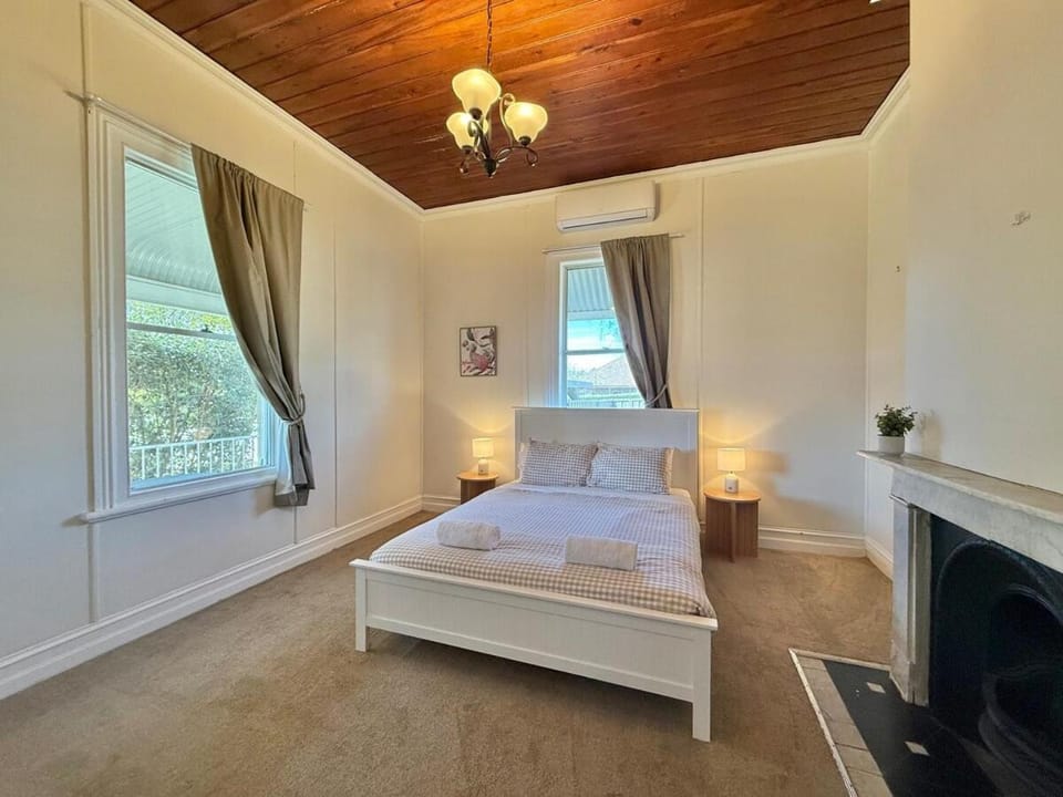 Currawong Corner Cottage Apartment in Young