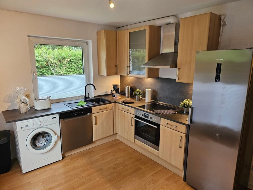 Kitchen or kitchenette, dishwasher, oven, washing machine