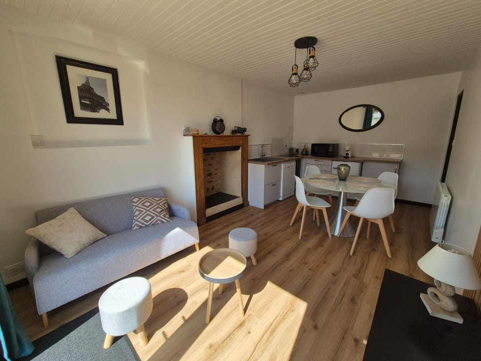 Kitchen or kitchenette, Seating area, Dining area
