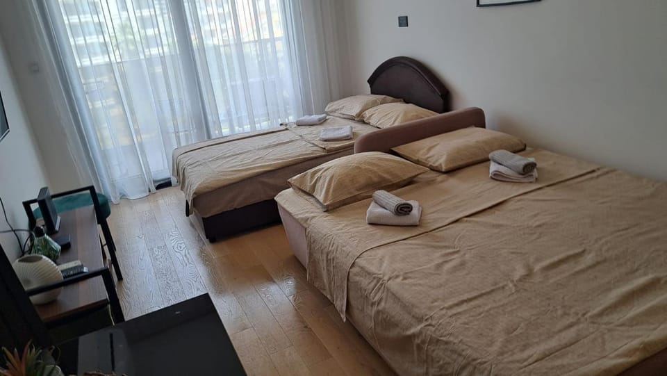 Property building, Bed, Photo of the whole room, Bedroom, towels