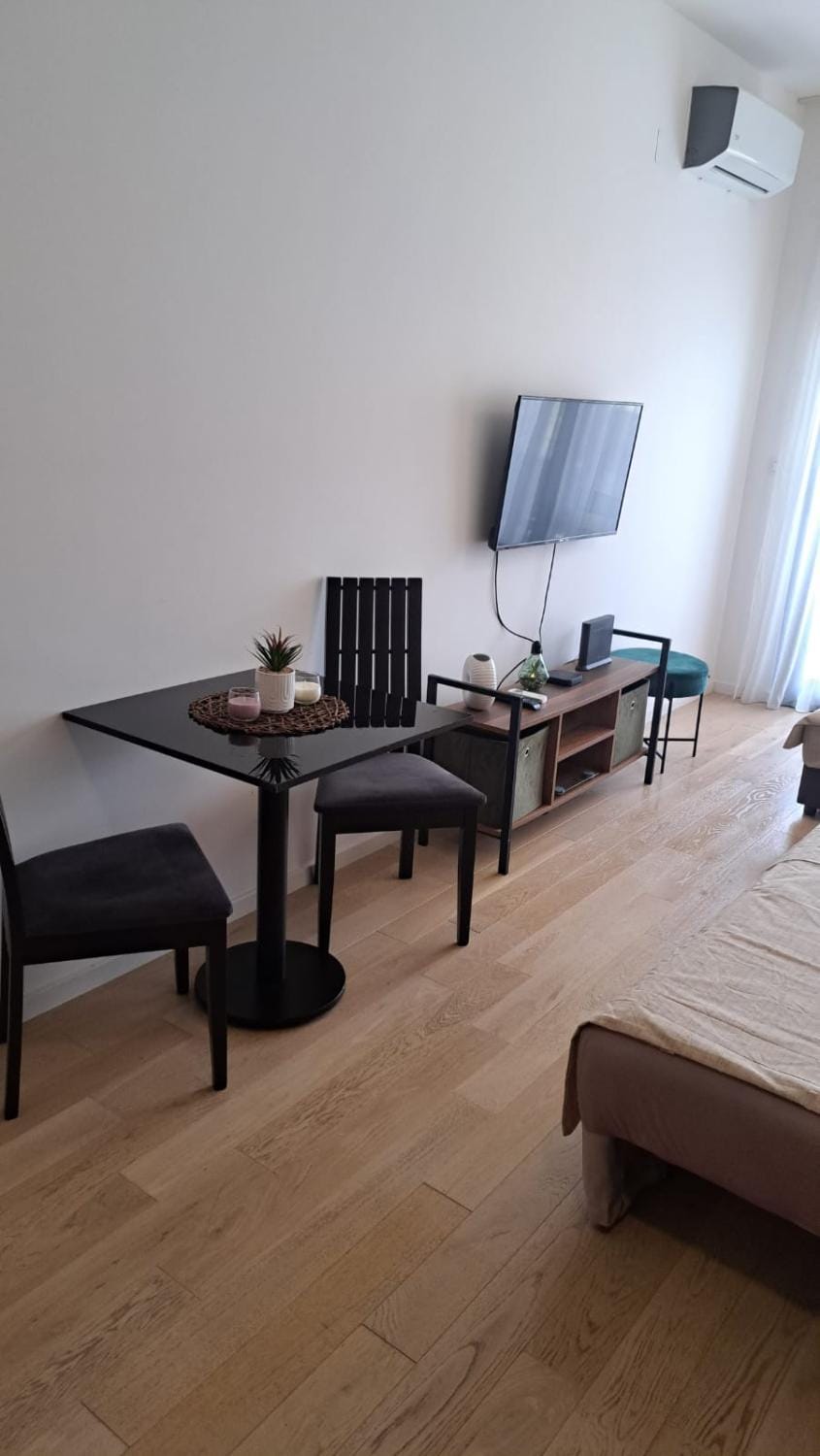 Communal lounge/ TV room, Bed, TV and multimedia, Living room, Bedroom, hair dresser