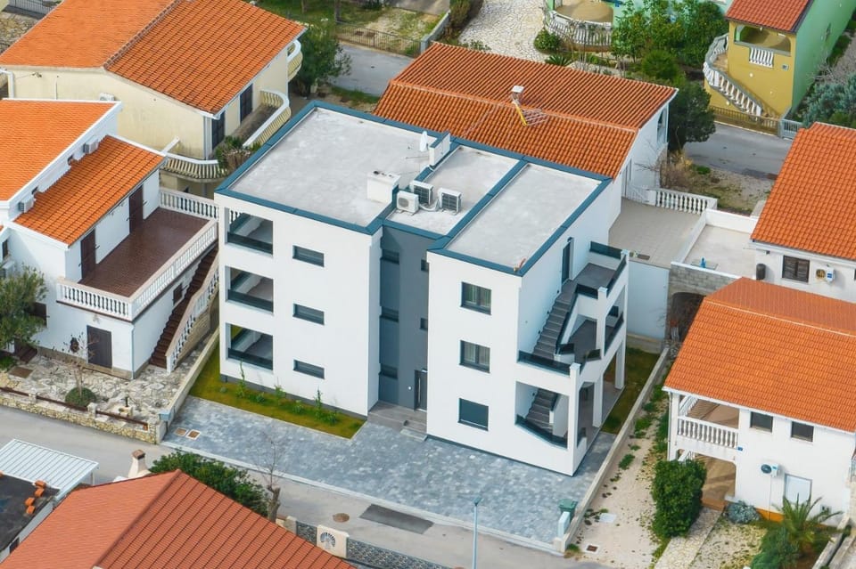 Property building, Facade/entrance, Day, Neighbourhood, Bird's eye view, Garden, View (from property/room), Balcony/Terrace, City view, Street view, Location, Parking