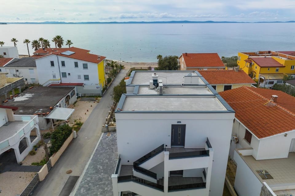 Property building, Day, Neighbourhood, Natural landscape, Bird's eye view, Garden, Balcony/Terrace, Sea view, Street view, Location