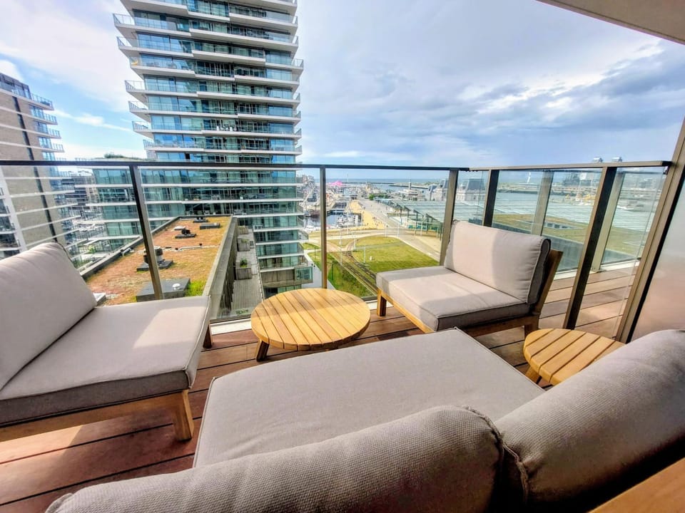 Property building, Day, View (from property/room), Balcony/Terrace, Seating area, City view