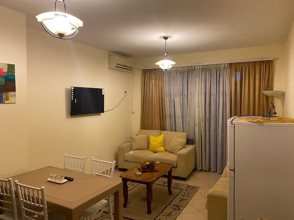 TV and multimedia, Kitchen or kitchenette, Living room, Seating area, Dining area