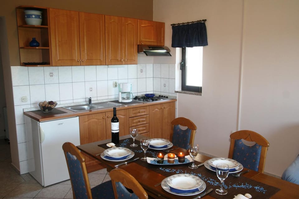 Kitchen or kitchenette, Seating area, Dining area