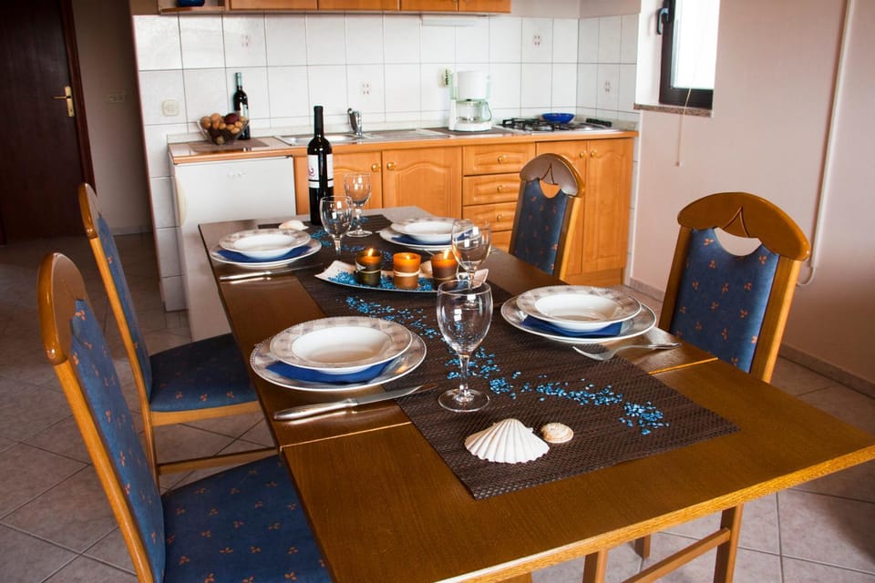 Coffee/tea facilities, Kitchen or kitchenette, Dining area