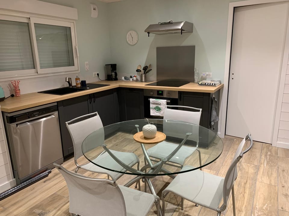 Coffee/tea facilities, Kitchen or kitchenette, Dining area, oven, stove