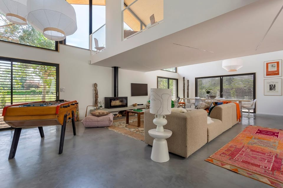 Communal lounge/ TV room, TV and multimedia, Living room, Seating area, Dining area