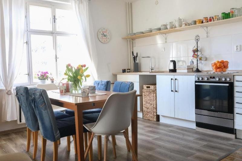 Kitchen or kitchenette, Dining area