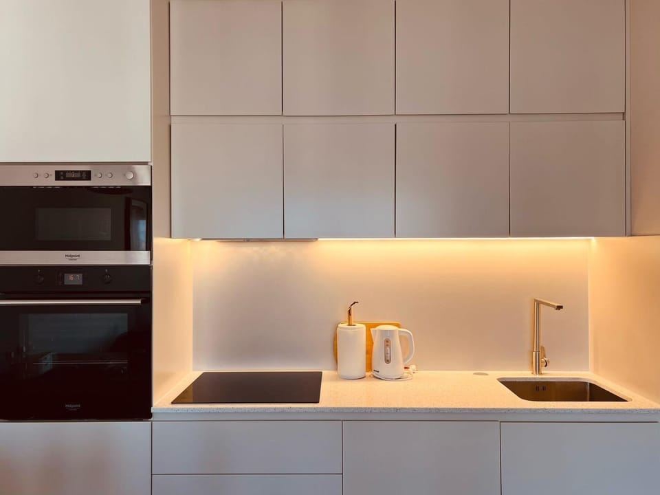 Coffee/tea facilities, Kitchen or kitchenette, stove