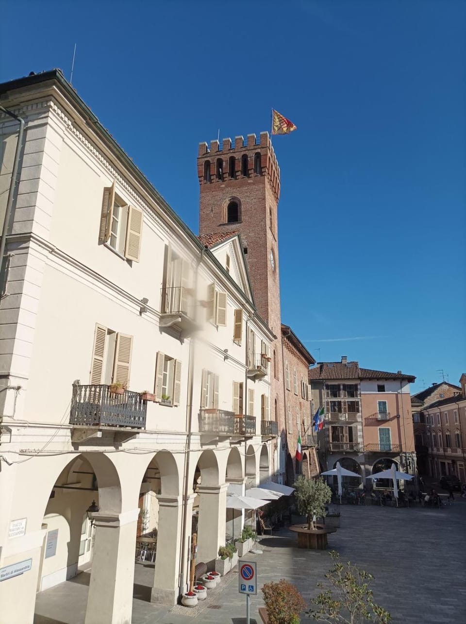Day, Neighbourhood, Landmark view, Street view, Location