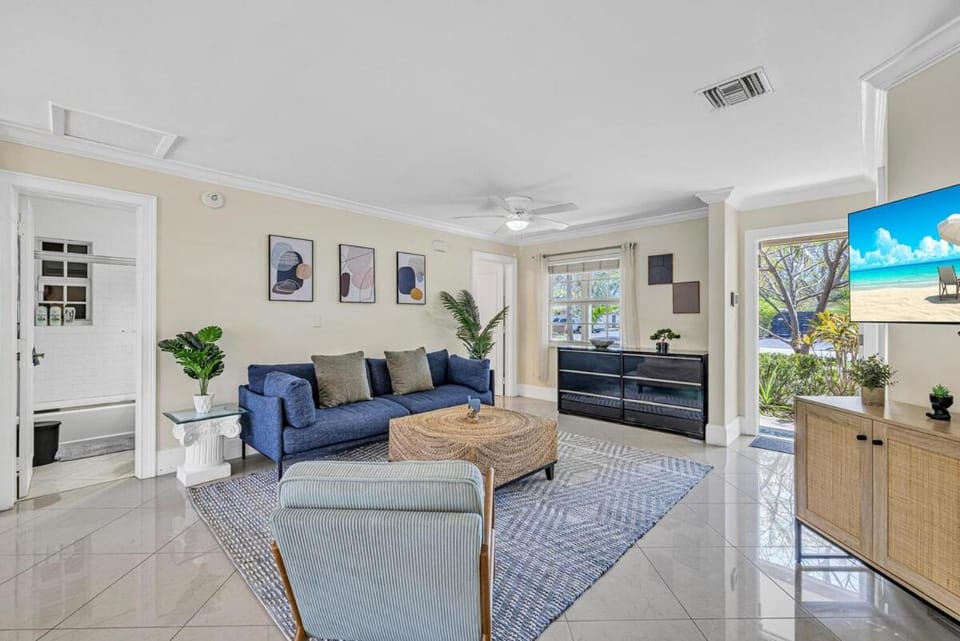 Stunning Tropical Pool House Delray Near The Beach House in Delray Beach