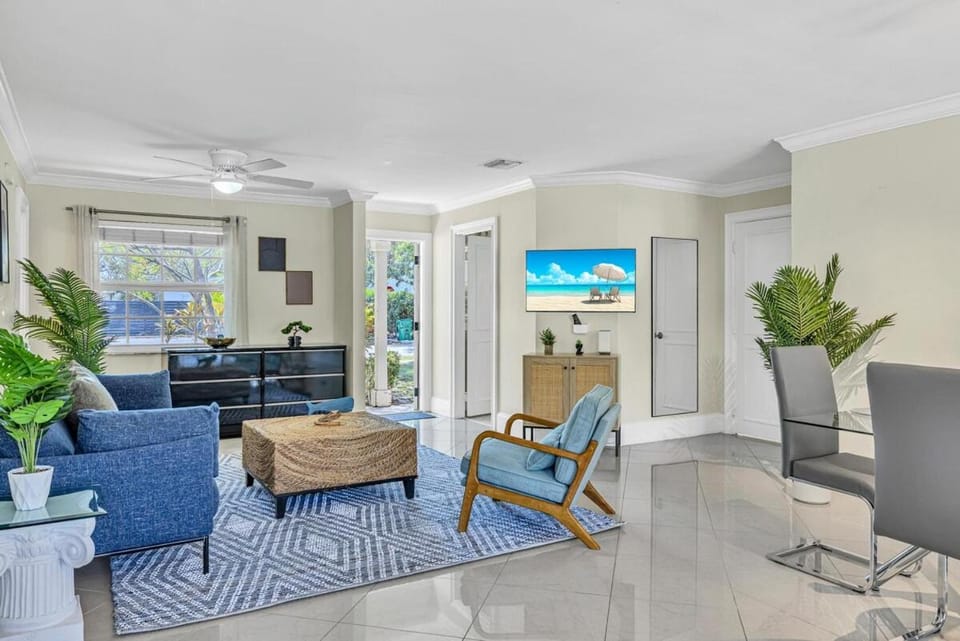 Stunning Tropical Pool House Delray Near The Beach House in Delray Beach