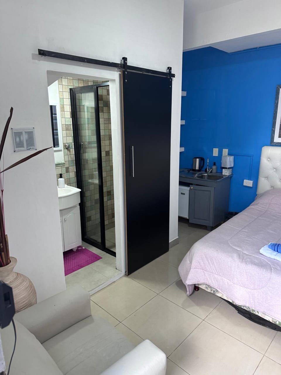 Bed, TV and multimedia, Kitchen or kitchenette, Photo of the whole room, Bedroom, towels