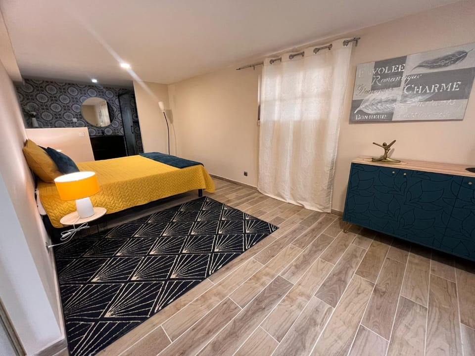 Photo of the whole room, Bedroom