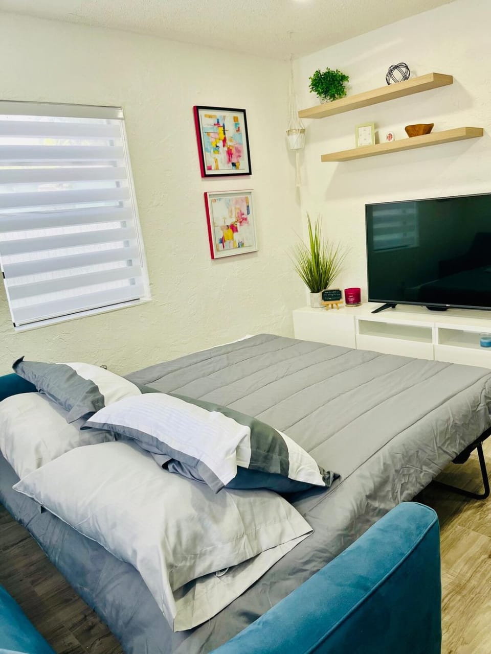 Bed, Living room, Evening entertainment