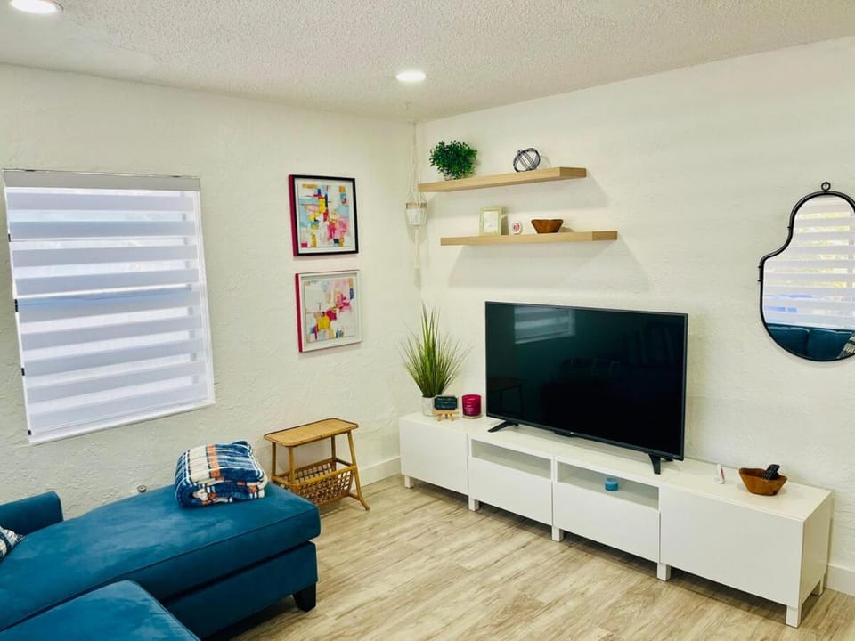 TV and multimedia, Living room, Seating area, Evening entertainment