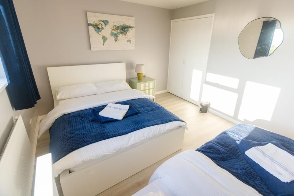 Photo of the whole room, Bedroom