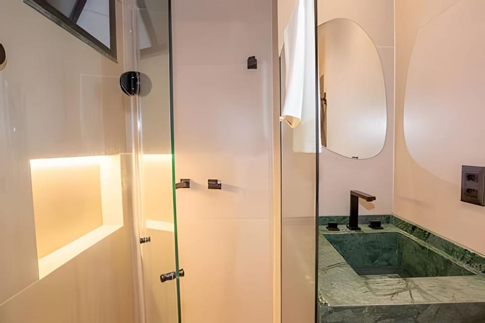 Shower, Toilet