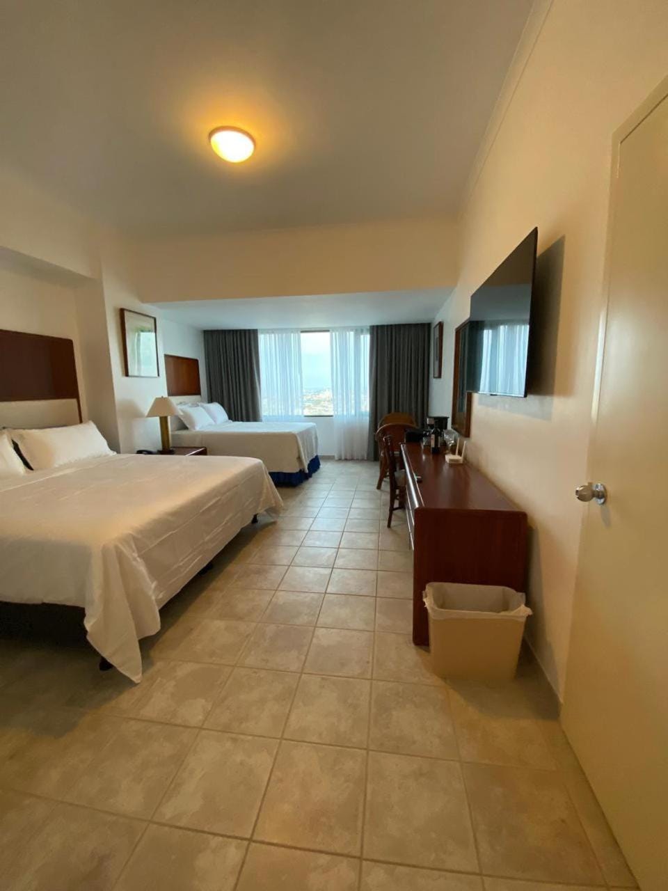 Bed, TV and multimedia, Photo of the whole room, Bedroom