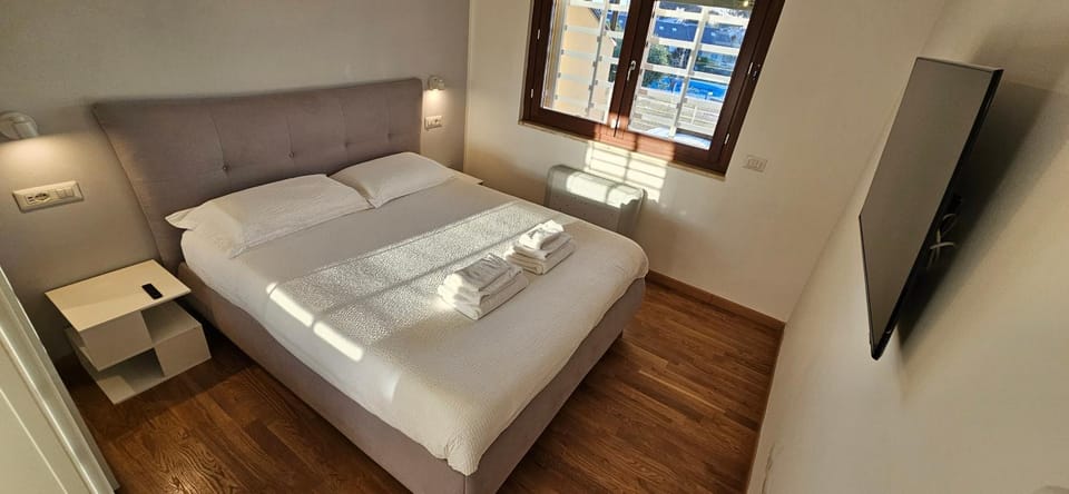 Bed, TV and multimedia, Bedroom